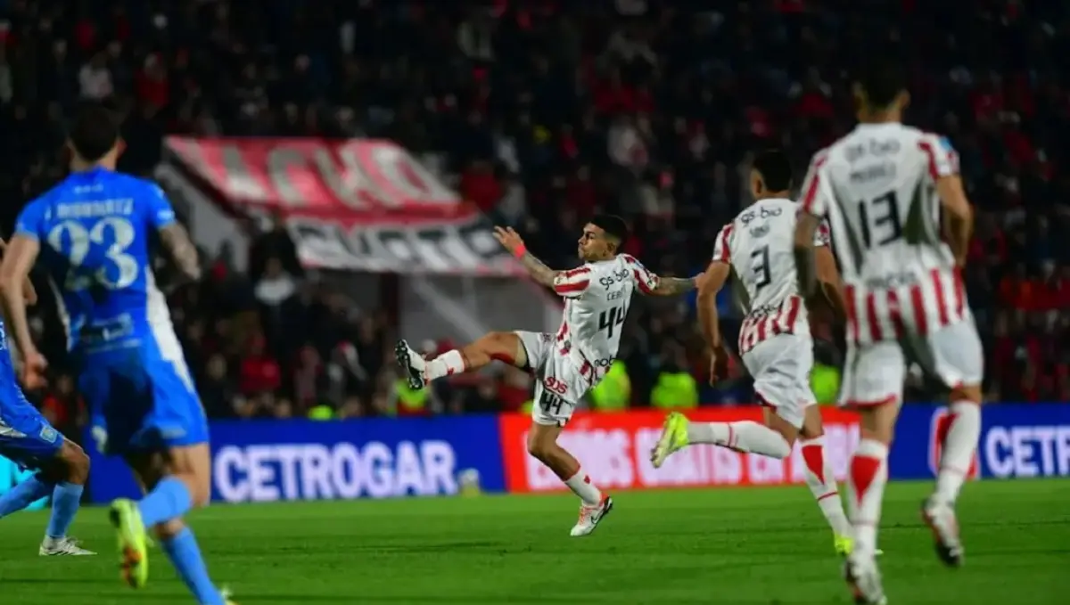 Increíble blooper de Lucas Bruera en el gol de Giuliano Cerato para Instituto