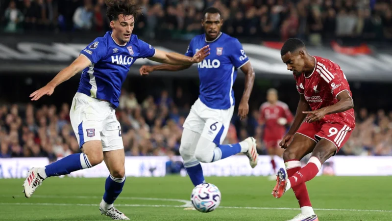 Liverpool dejó atrás sus empates y derrotó al Ipswich Town