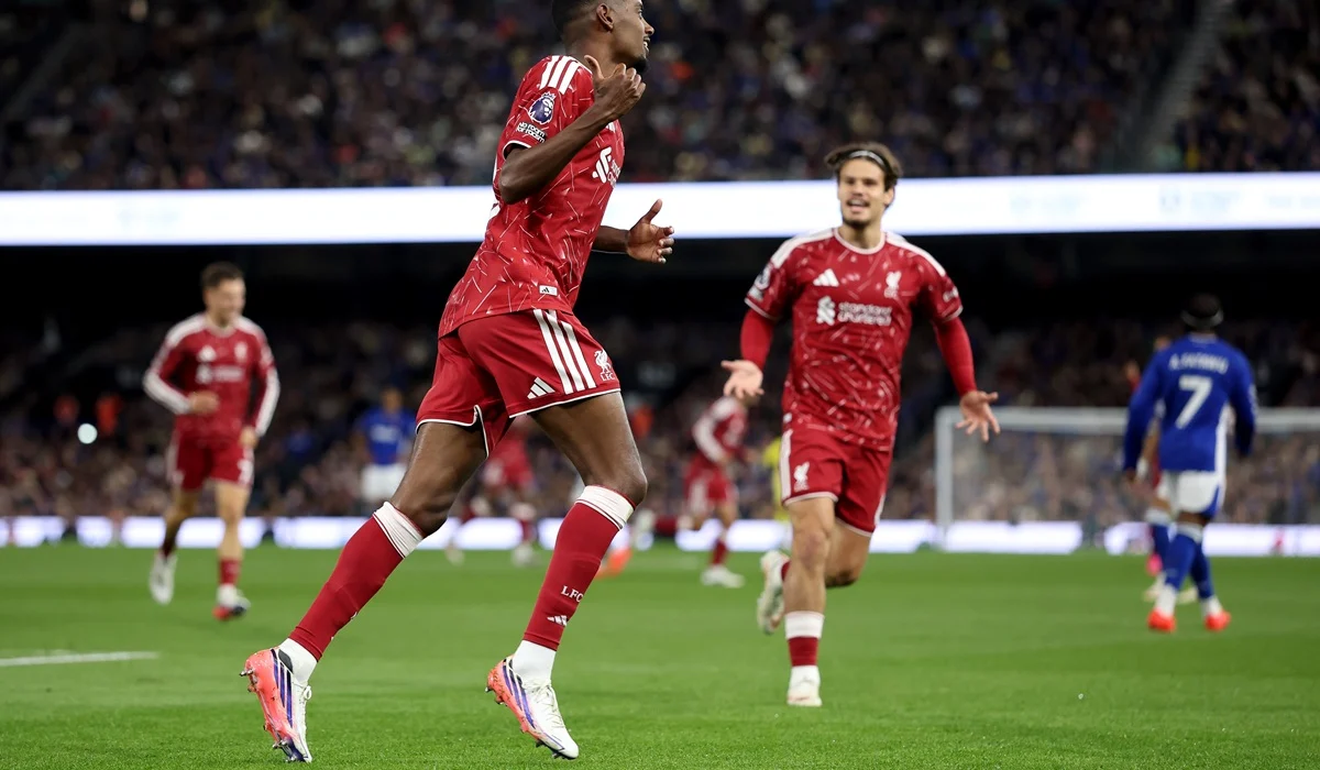 Alexander Isak marcó 2 goles en 2 minutos con Liverpool ante Ipswich Town