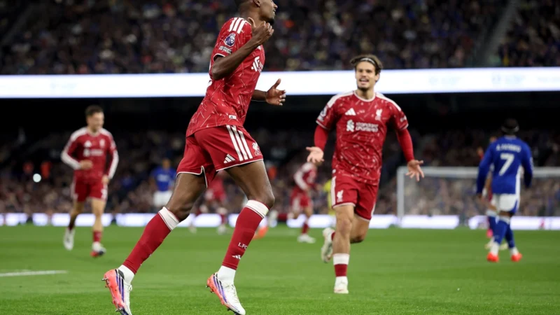 Alexander Isak marcó 2 goles en 2 minutos con Liverpool ante Ipswich Town
