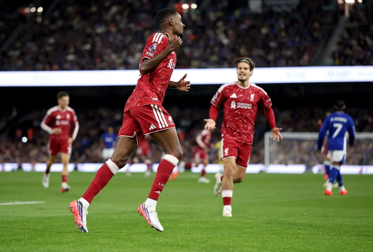 Alexander Isak marcó 2 goles en 2 minutos con Liverpool ante Ipswich Town