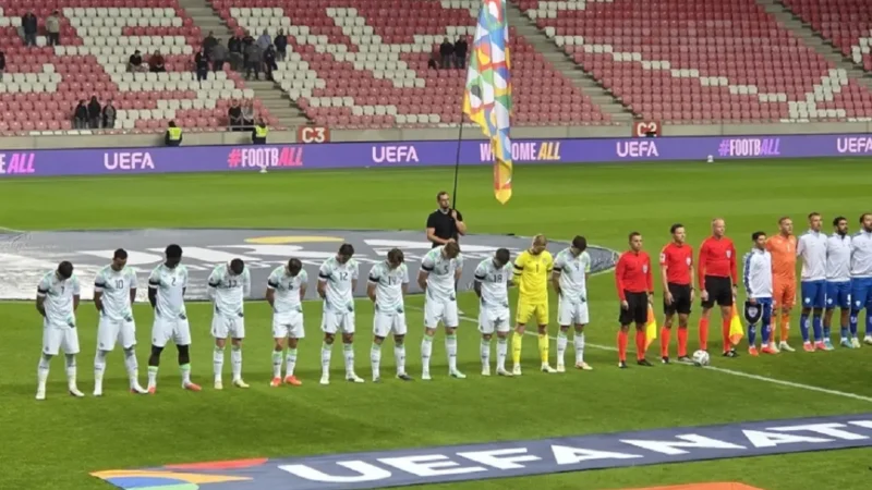 Los jugadores de Irlanda bajaron la mirada durante el himno de Israel en la Nations League