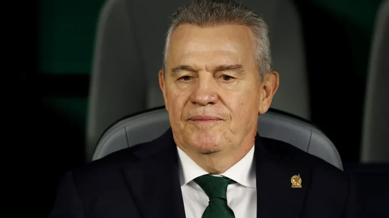 Javier Aguirre, presentado como nuevo entrenador del Valencia: «No le podía decir que no»