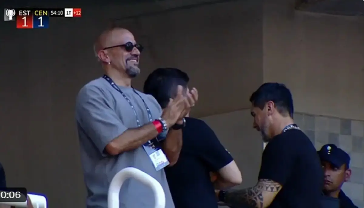 El irónico aplauso de Juan Sebastián Verón tras el polémico penal en Rosario Central-Estudiantes