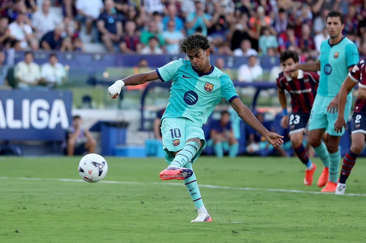 Lamine Yamal superó a Laudrup en Barcelona y va por Iniesta