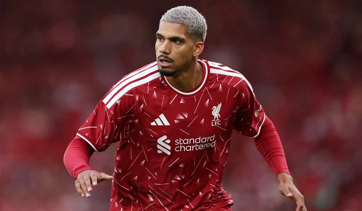 Ronald Araujo es titular por primera vez con Liverpool