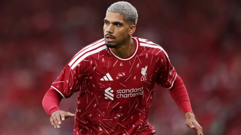 Ronald Araujo es titular por primera vez con Liverpool