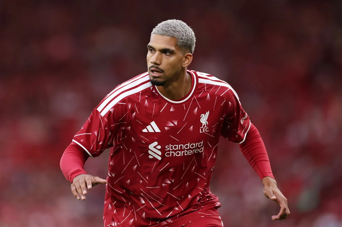 Ronald Araujo es titular por primera vez con Liverpool