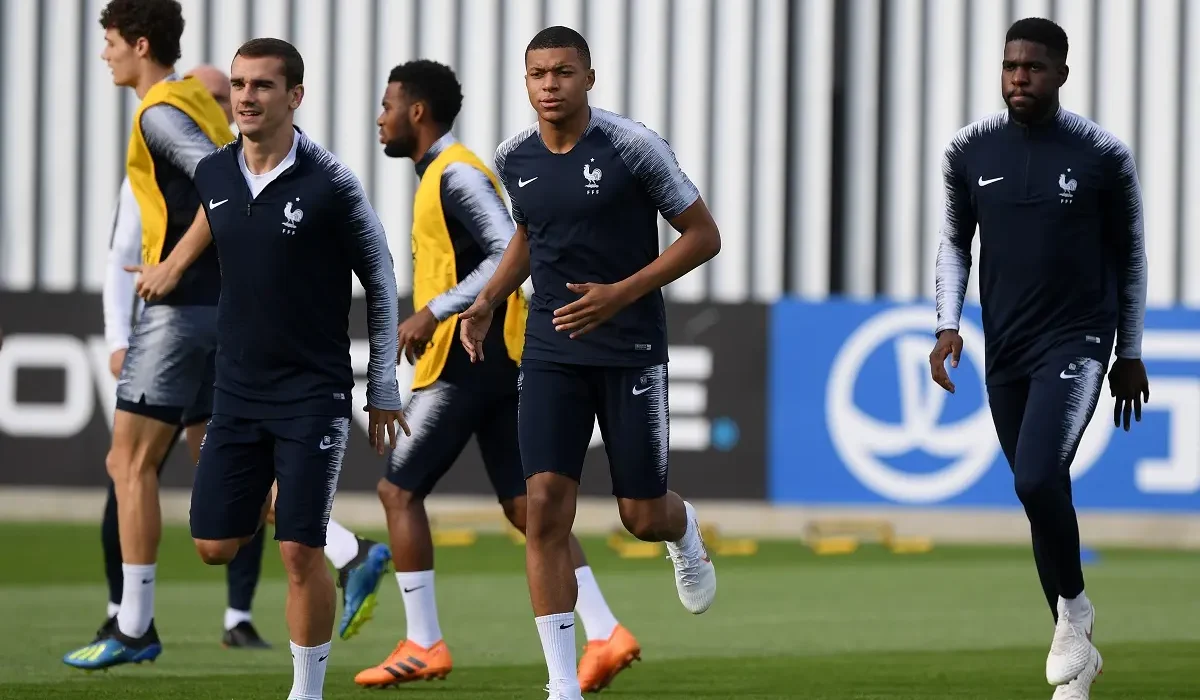 Kylian Mbappé fue criticado por un ex compañero: «No le corresponde decir que merece el Balón de Oro»