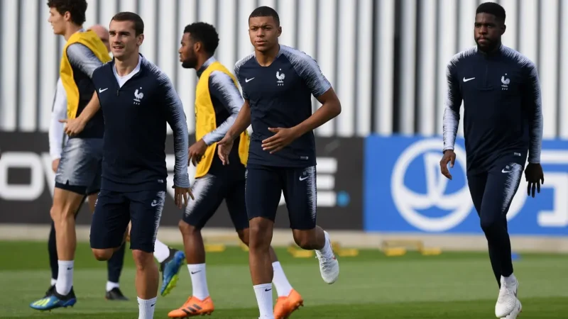 Kylian Mbappé fue criticado por un ex compañero: «No le corresponde decir que merece el Balón de Oro»