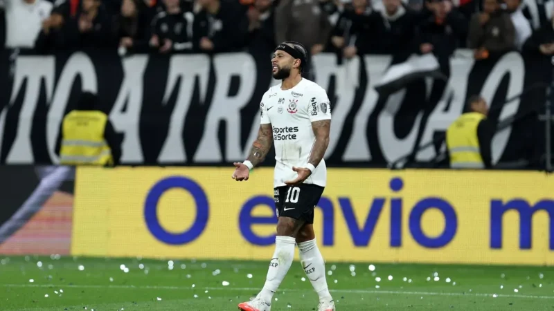 El insólito penal que Memphis Depay falló para Corinthians en la agonía y festejó todo Estudiantes