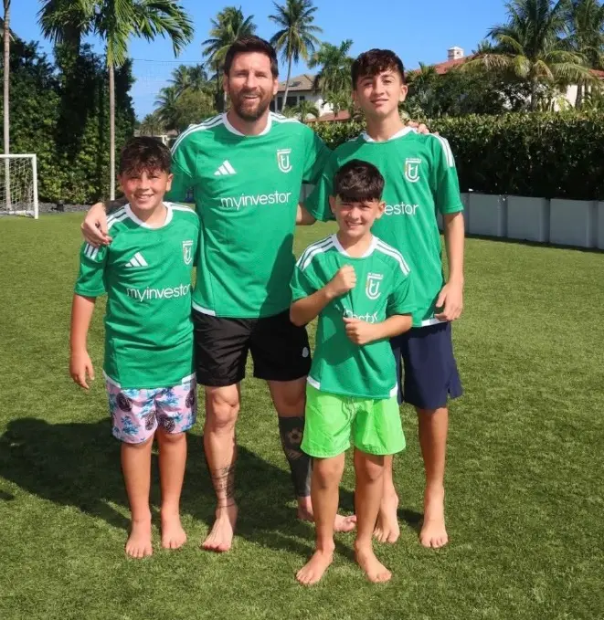 Lionel Messi y la camiseta de la UE Cornellá.