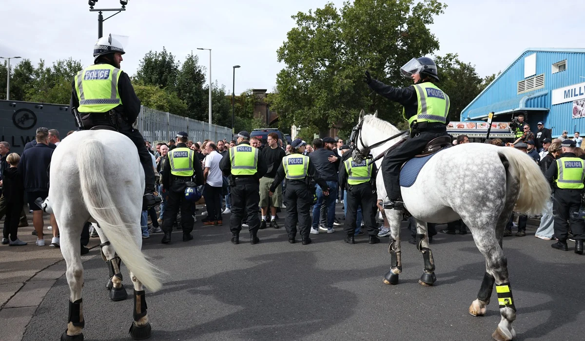 Millwall y West Ham volvieron a enfrentarse con 400 policías en The Den y mucha tensión