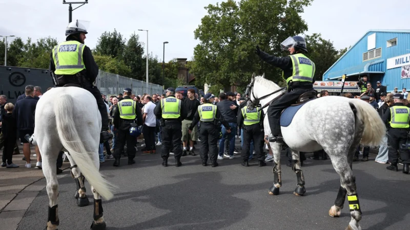 Millwall y West Ham volvieron a enfrentarse con 400 policías en The Den y mucha tensión