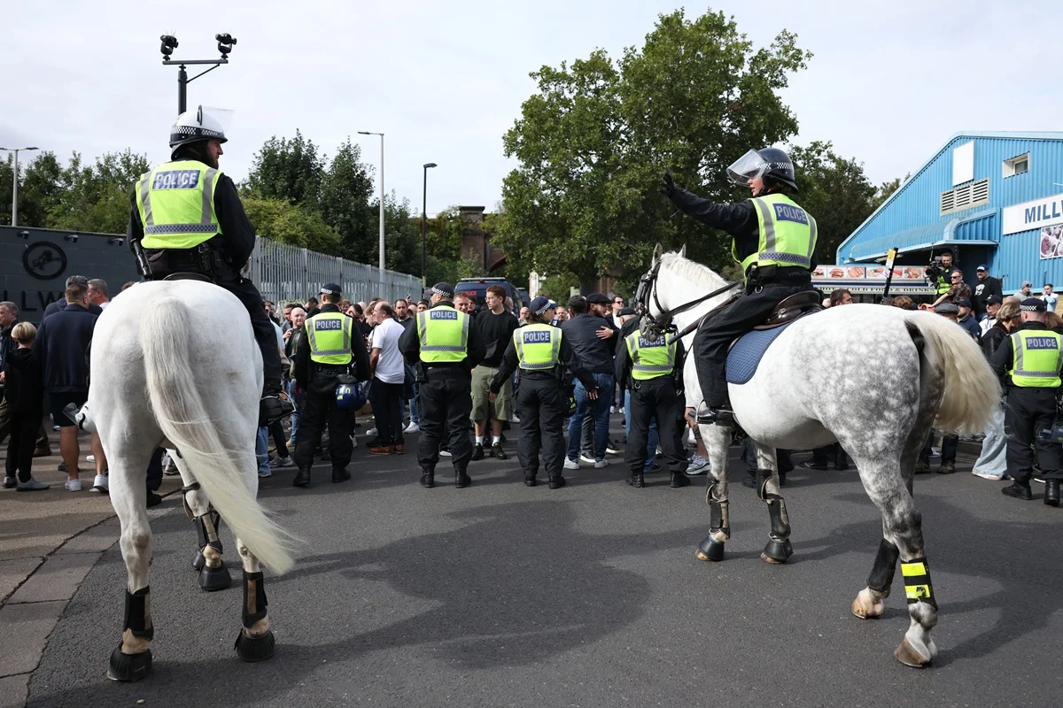 Millwall y West Ham volvieron a enfrentarse con 400 policías en The Den y mucha tensión