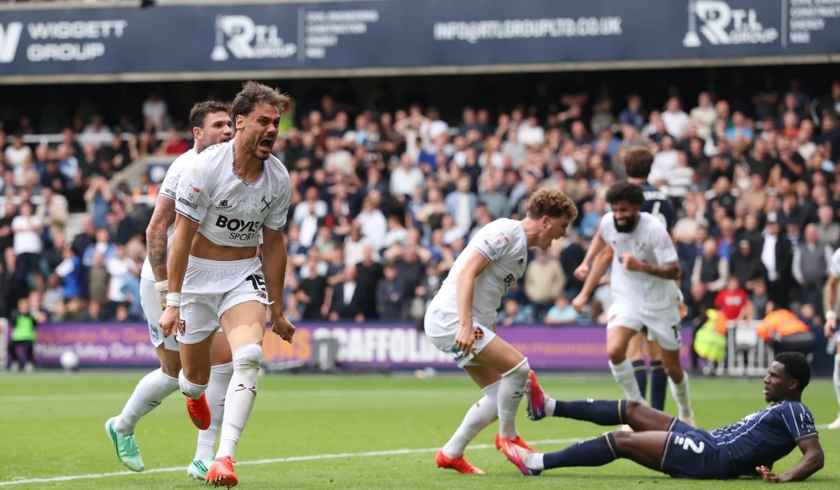 West Ham remontó ante Millwall y el Clásico del Este de Londres terminó con tenso empate