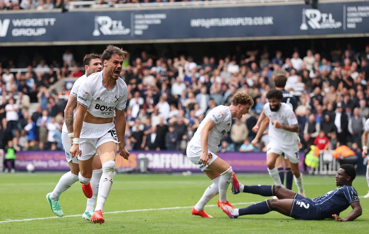 West Ham remontó ante Millwall y el Clásico del Este de Londres terminó con tenso empate