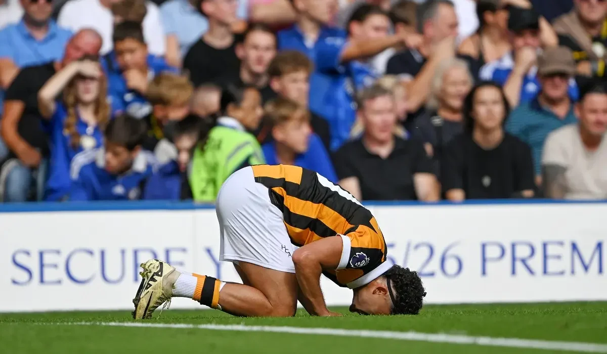 Hull City sacude a la Premier League: doblete de Belloumi para revertir al Chelsea con error del Dibu Martínez