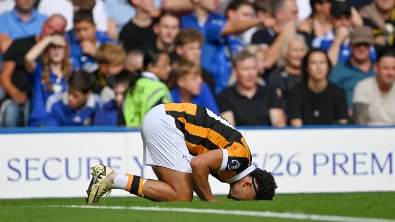 Hull City sacude a la Premier League: doblete de Belloumi para revertir al Chelsea con error del Dibu Martínez