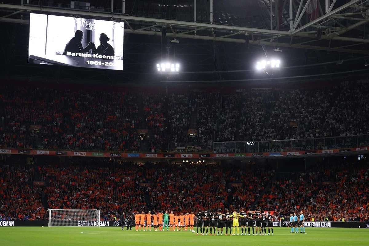 Emotivo minuto de silencio por la esposa de Ronald Koeman en Países Bajos – Alemania