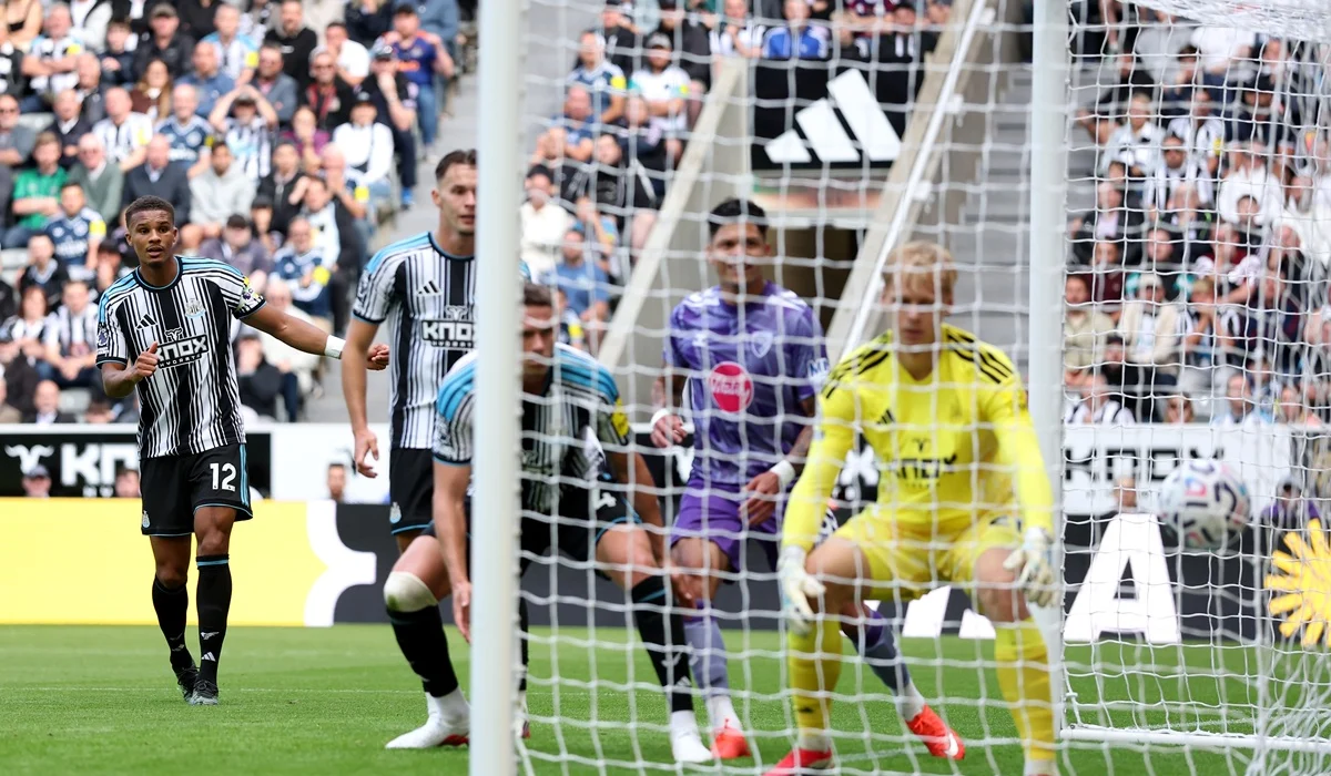 Newcastle y Bournemouth abrieron el sábado de Premier League con un increíble blooper
