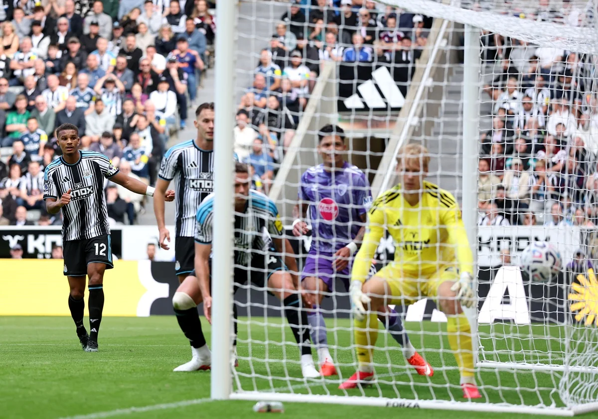 Newcastle y Bournemouth abrieron el sábado de Premier League con un increíble blooper
