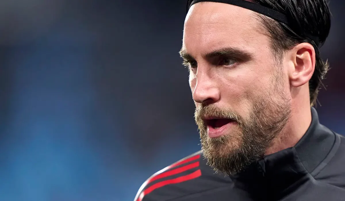 Tagliafico coqueteó con irse y ahora es suplente en Lyon otra vez