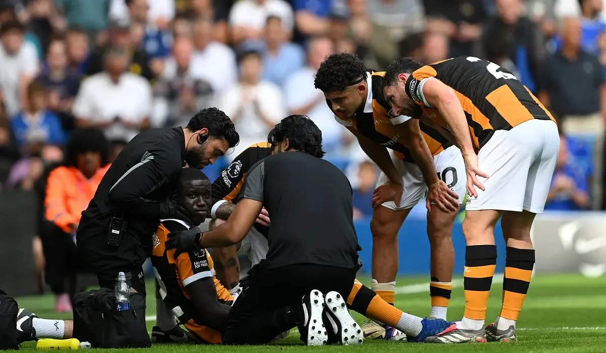 Durísimo golpe entre Nobel Mendy y Joao Pedro en Chelsea-Hull City: el senegalés salió mareado