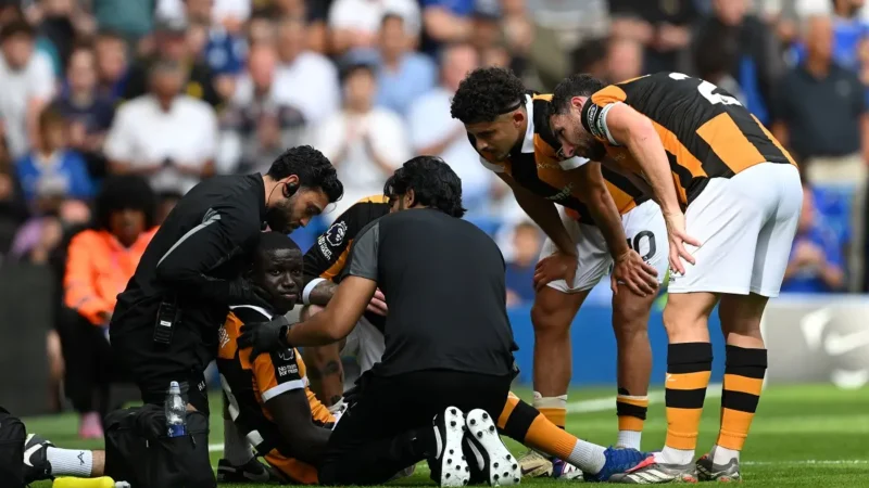 Durísimo golpe entre Nobel Mendy y Joao Pedro en Chelsea-Hull City: el senegalés salió mareado