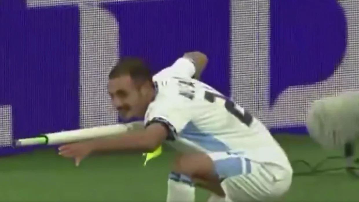 Polémico festejo en el gol de Israel ante Austria: Abu Farkhi simuló un disparo con el banderín del córner