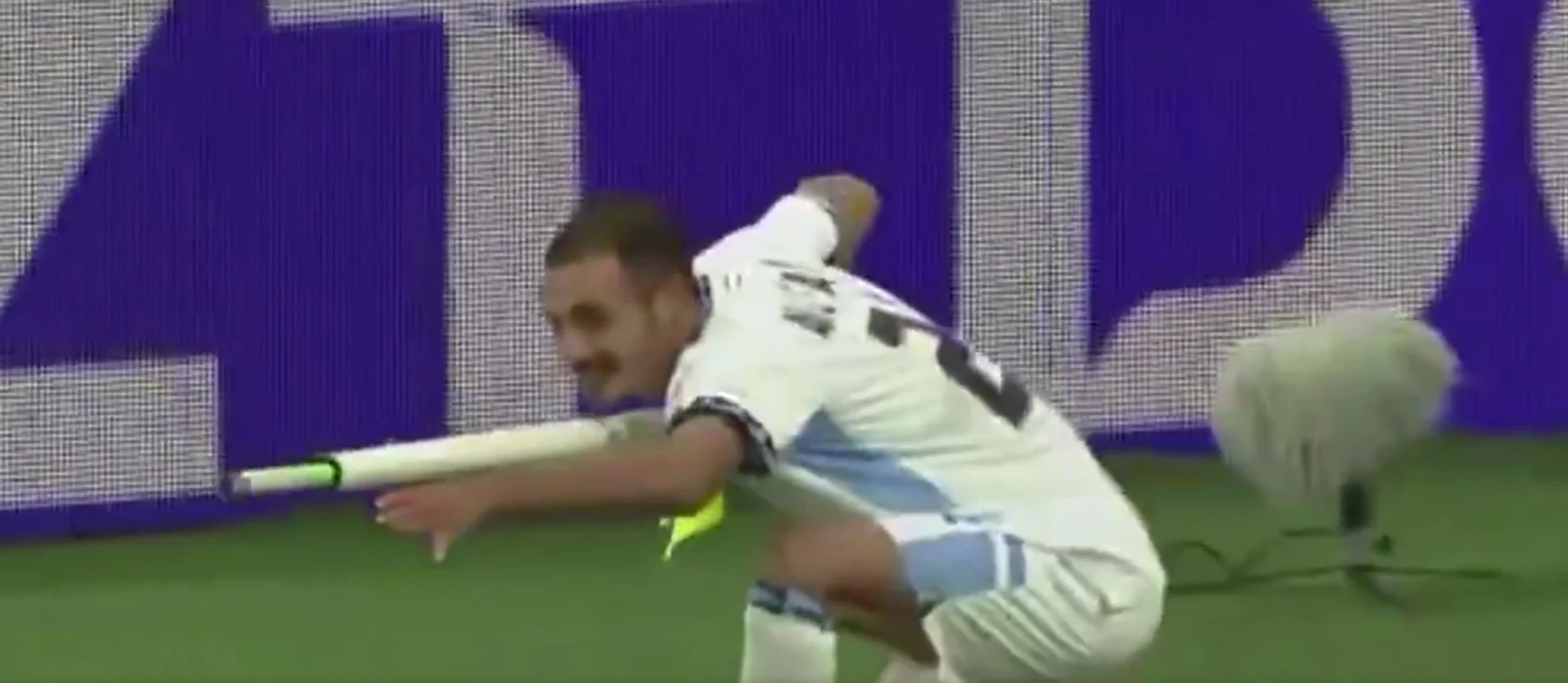 Polémico festejo en el gol de Israel ante Austria: Abu Farkhi simuló un disparo con el banderín del córner