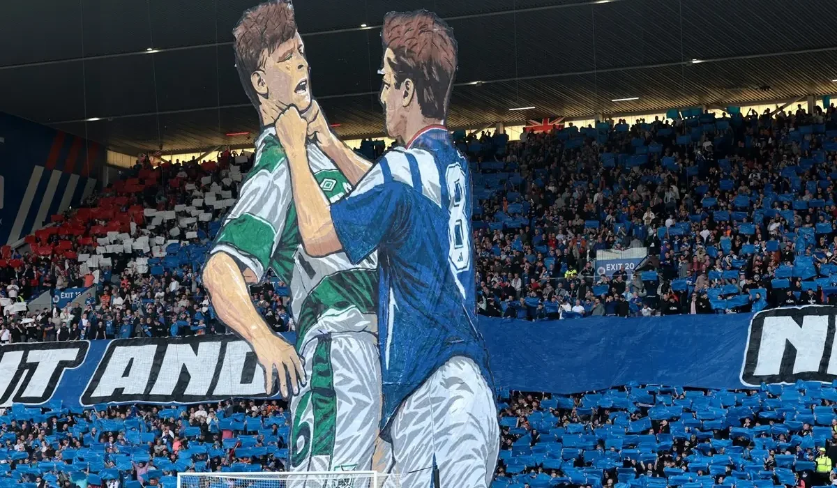 El espectacular tifo del Rangers en el clásico de Escocia con una icónica escena de Ian Ferguson y Mike Galloway