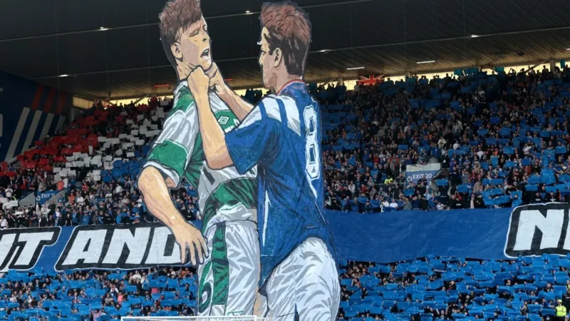 El espectacular tifo del Rangers en el clásico de Escocia con una icónica escena de Ian Ferguson y Mike Galloway