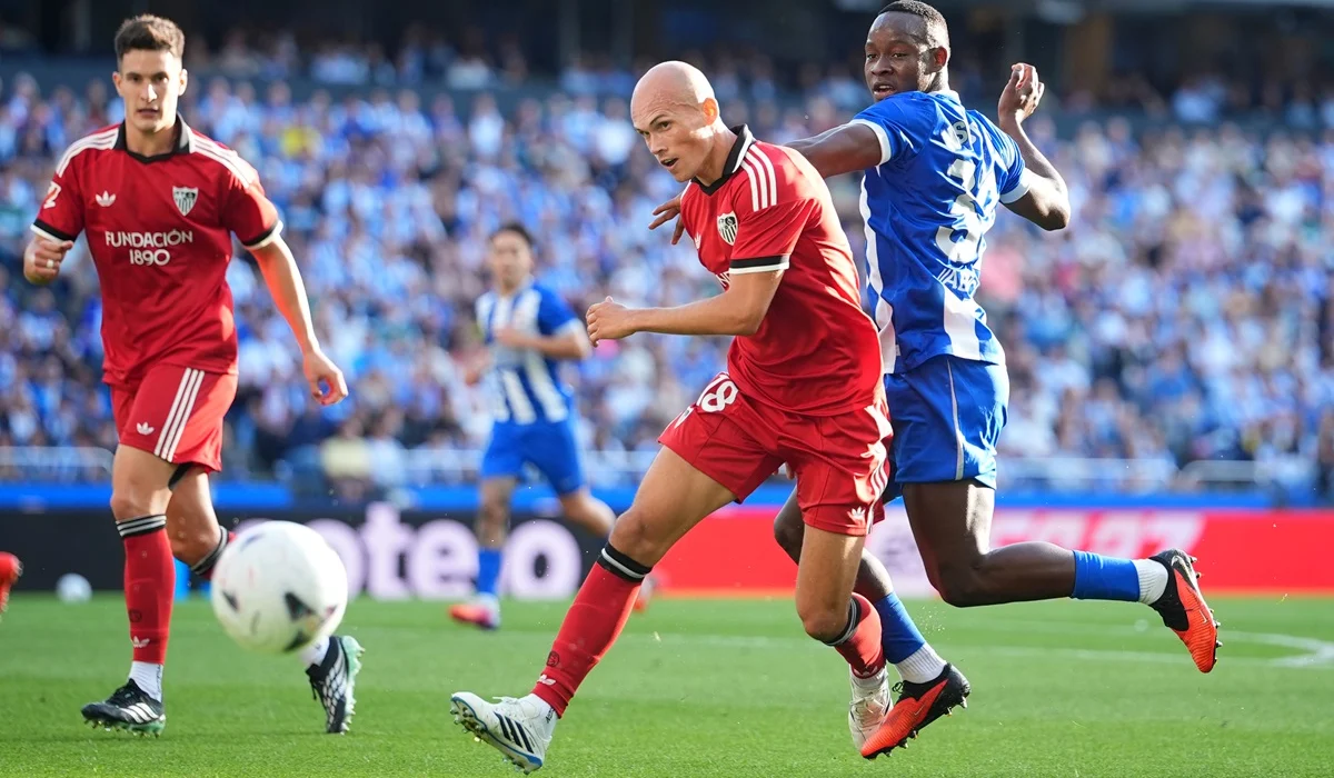 Sevilla le sacó el invicto a Deportivo La Coruña y pelea arriba