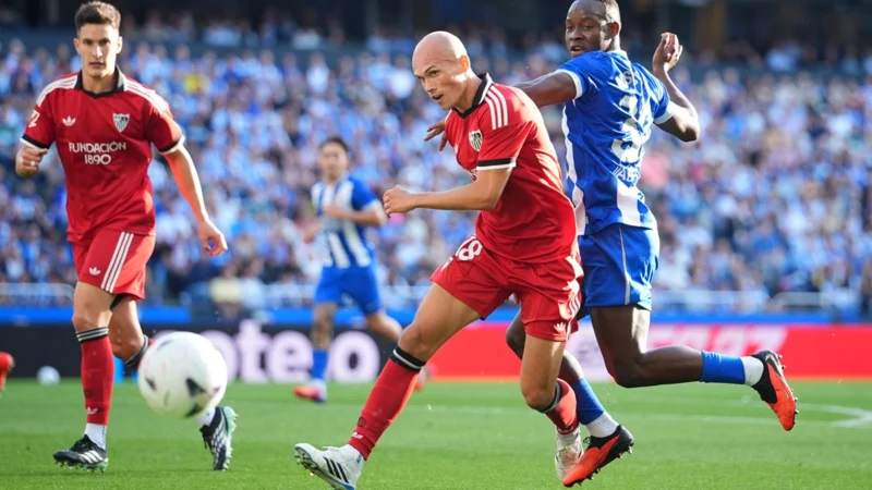 Sevilla le sacó el invicto a Deportivo La Coruña y pelea arriba