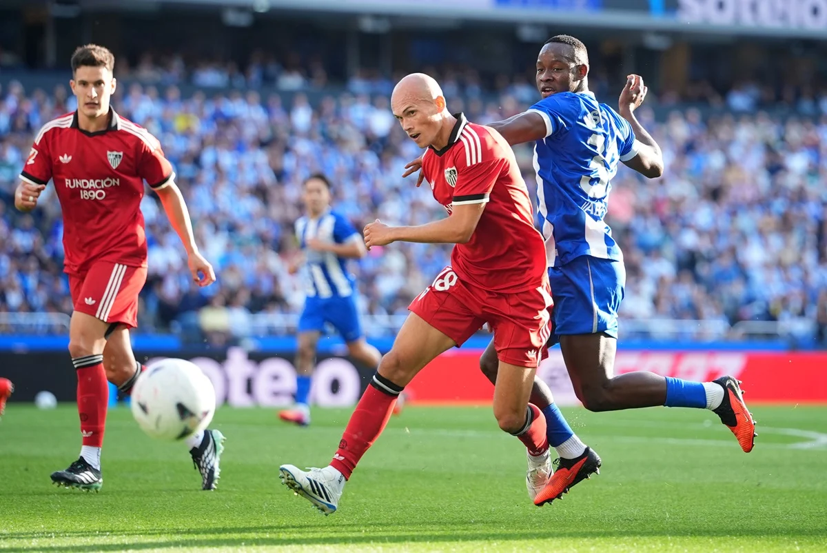 Sevilla le sacó el invicto a Deportivo La Coruña y pelea arriba