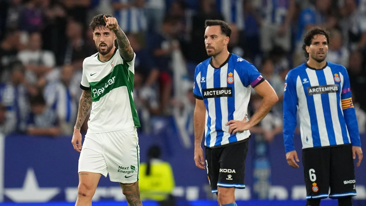 Elche logró su primera victoria en La Liga venciendo a Espanyol tras jugar 84 minutos con diez