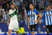 Elche logró su primera victoria en La Liga venciendo a Espanyol tras jugar 84 minutos con diez