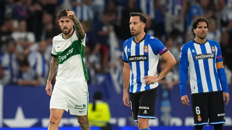 Elche logró su primera victoria en La Liga venciendo a Espanyol tras jugar 84 minutos con diez