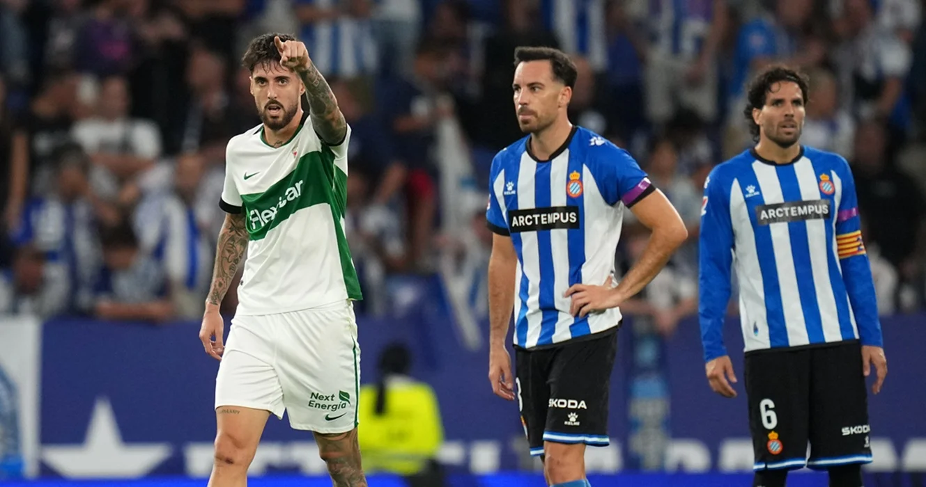 Elche logró su primera victoria en La Liga venciendo a Espanyol tras jugar 84 minutos con diez