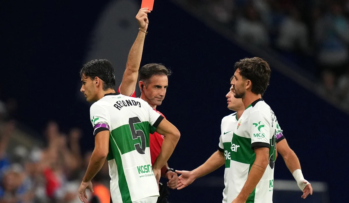 Insólita expulsión de Federico Redondo por una falta en el cuarto minuto de Espanyol vs Elche