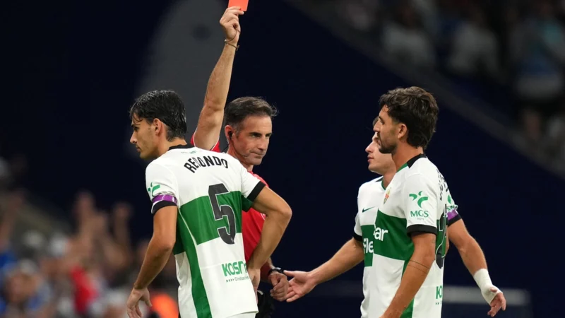 Insólita expulsión de Federico Redondo por una falta en el cuarto minuto de Espanyol vs Elche
