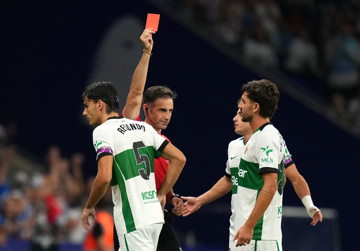 Insólita expulsión de Federico Redondo por una falta en el cuarto minuto de Espanyol vs Elche