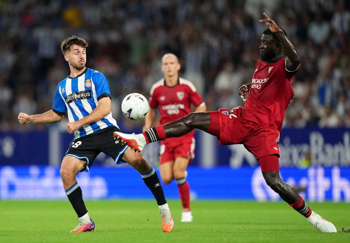 Espanyol y Sevilla empataron en un final eléctrico