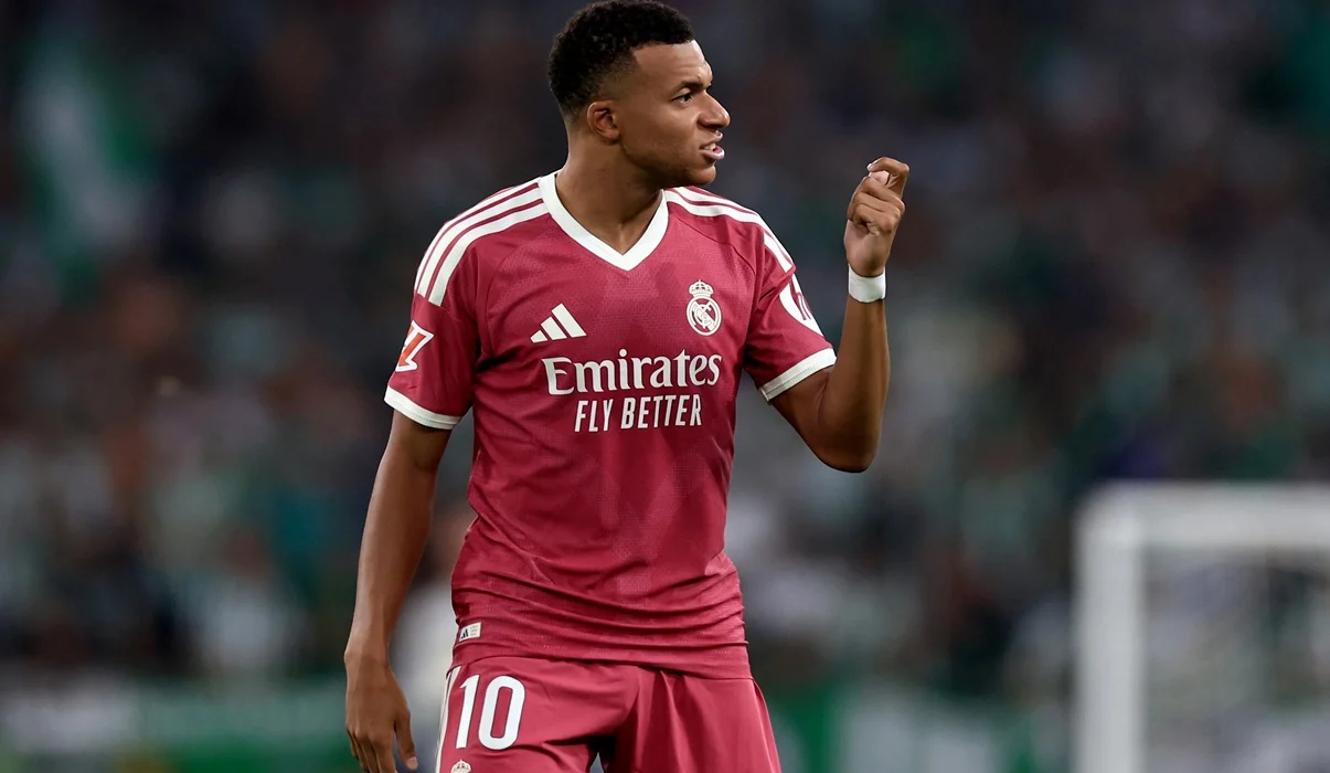 Mbappé falló un gol increíble que fue tapado por Natan y Bartra