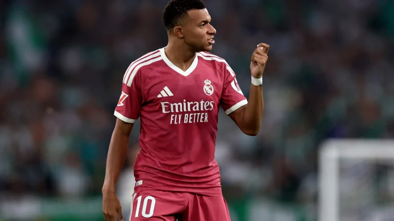 Mbappé falló un gol increíble que fue tapado por Natan y Bartra