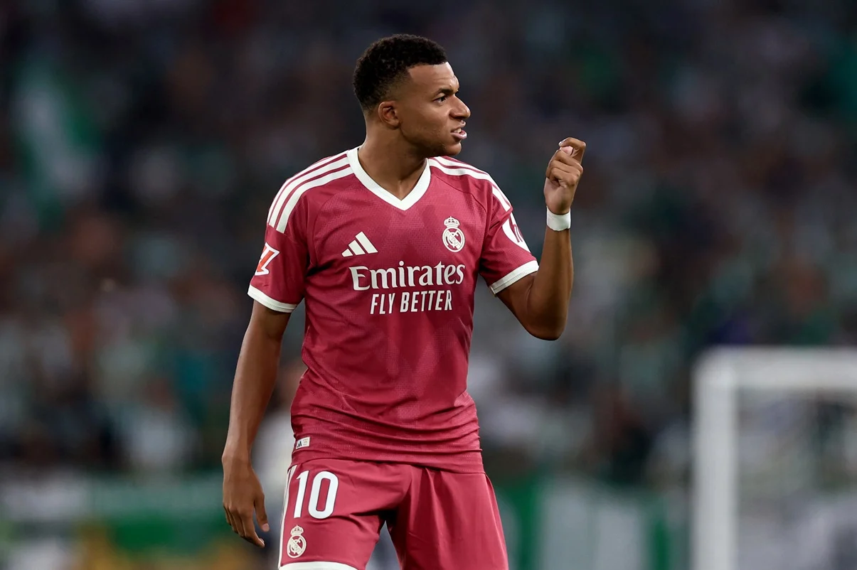 Mbappé falló un gol increíble que fue tapado por Natan y Bartra