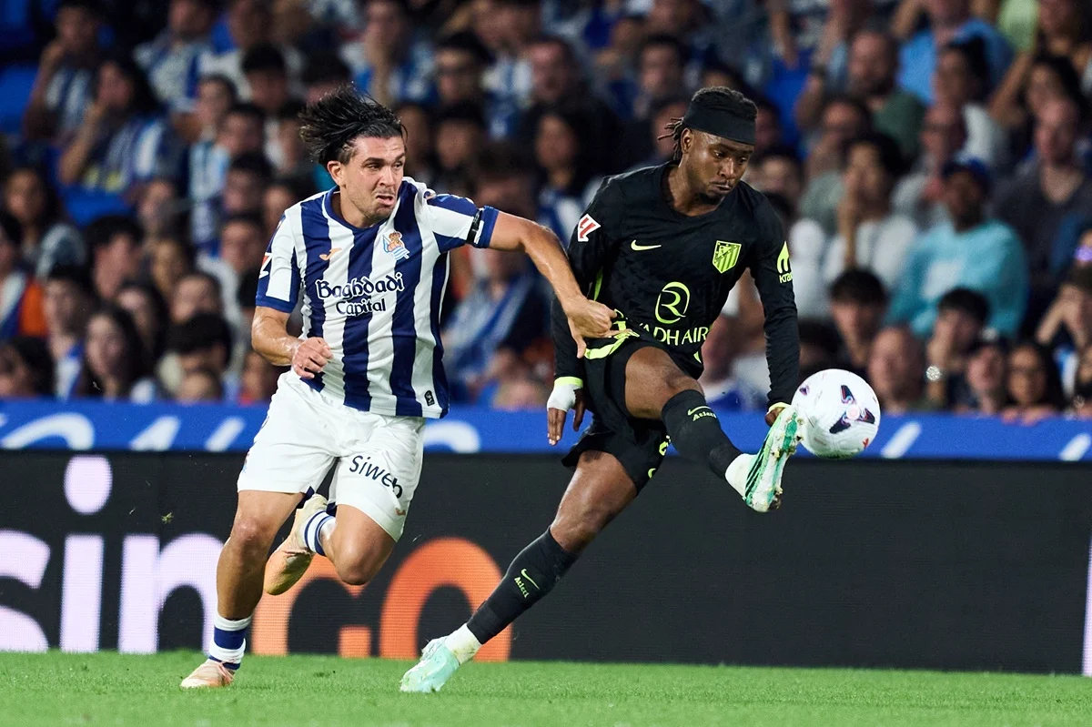 Atlético de Madrid goleó en Anoeta con un penal discutido y los debuts en redes de Álex Grimaldo y Jonathan David