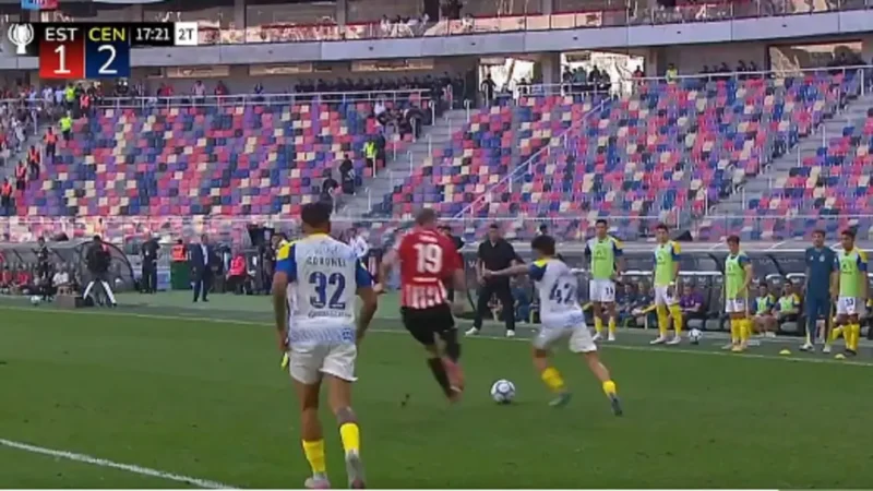 Estudiantes explotó contra Darío Herrera: ¿era doble amarilla para Elías Verón?