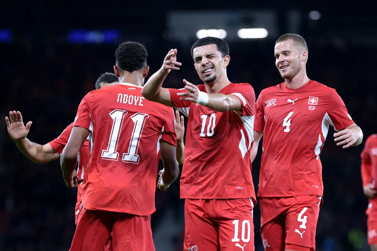 Suiza aprovechó la rápida expulsión de Escocia y goleó sin atenuantes en Glasgow